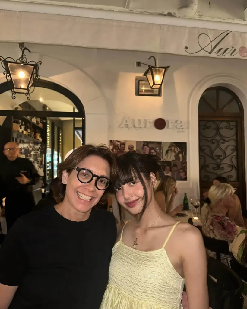 Lisa looks breathtaking in new selfie